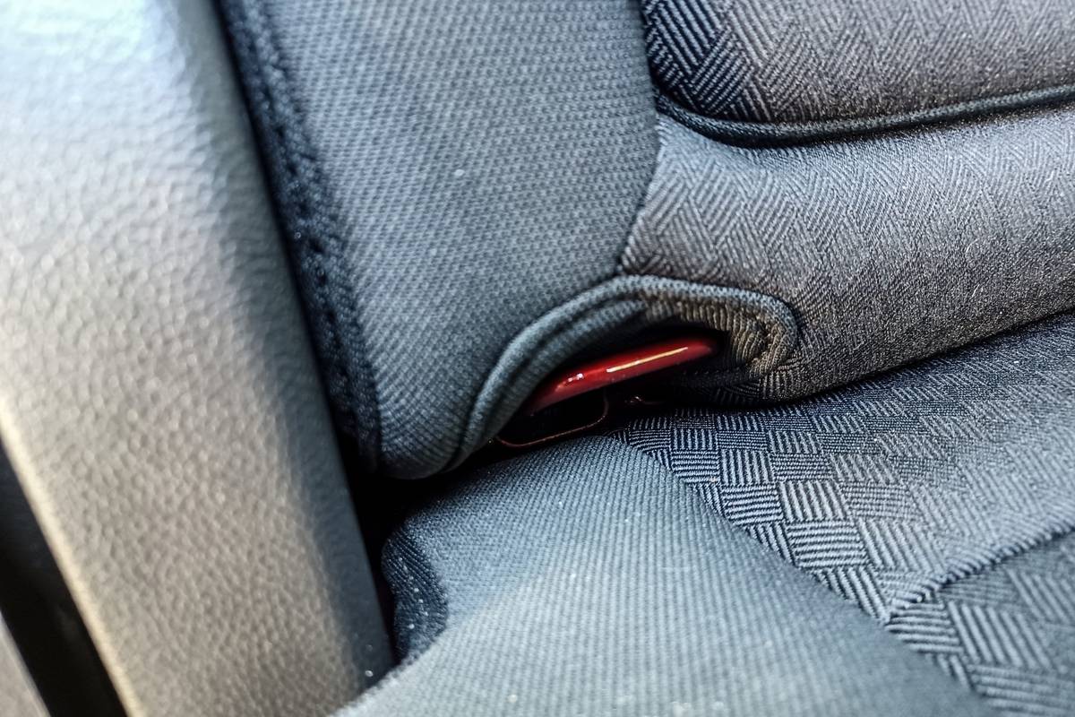 Chevrolet-Silverado-2022-04-interior-rear-seat-car seat latch