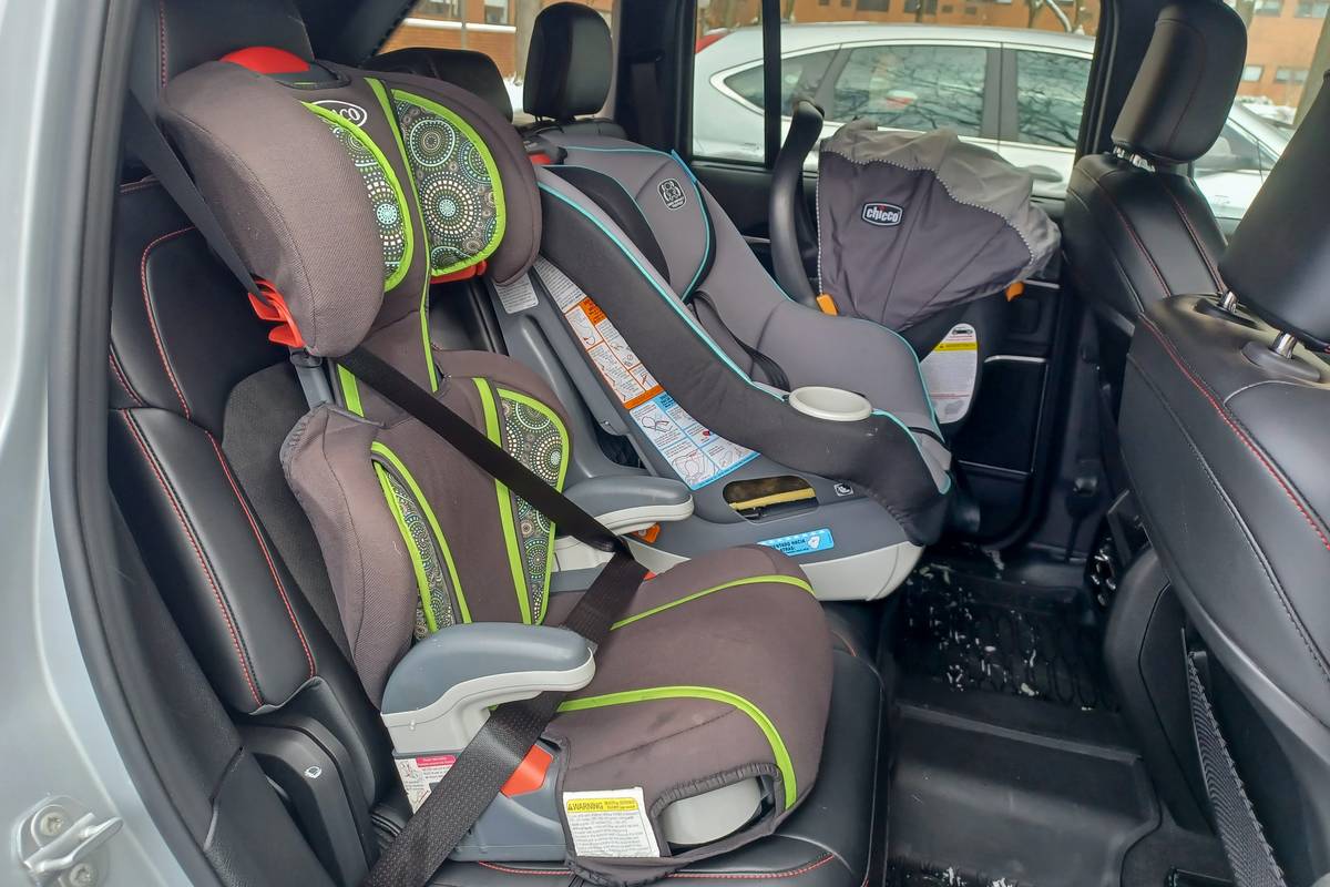 Jeep-grand-cherokee-2022-01-car-seat-check-interior
