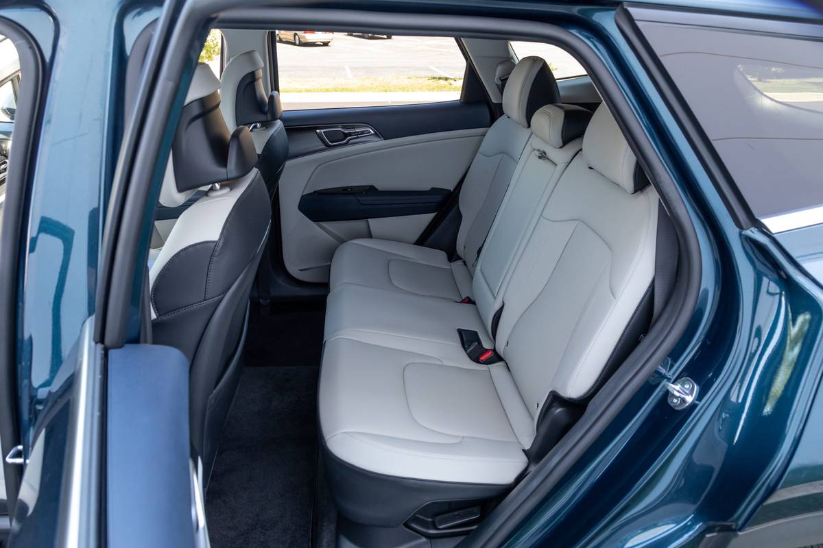 Kia-Sportage-Hybrid -2023-44-interior-backseat