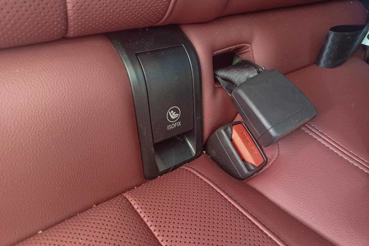 bmw-i4-2022-01-interior-backseat-car-seat-latch