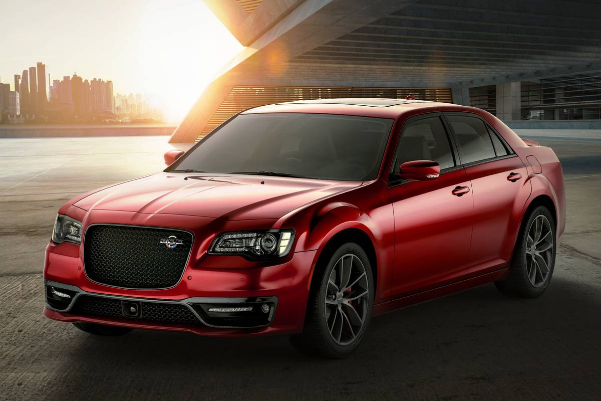 2023 Chrysler 300C Rides Into the Sunset With 485 Horses Under the Hood