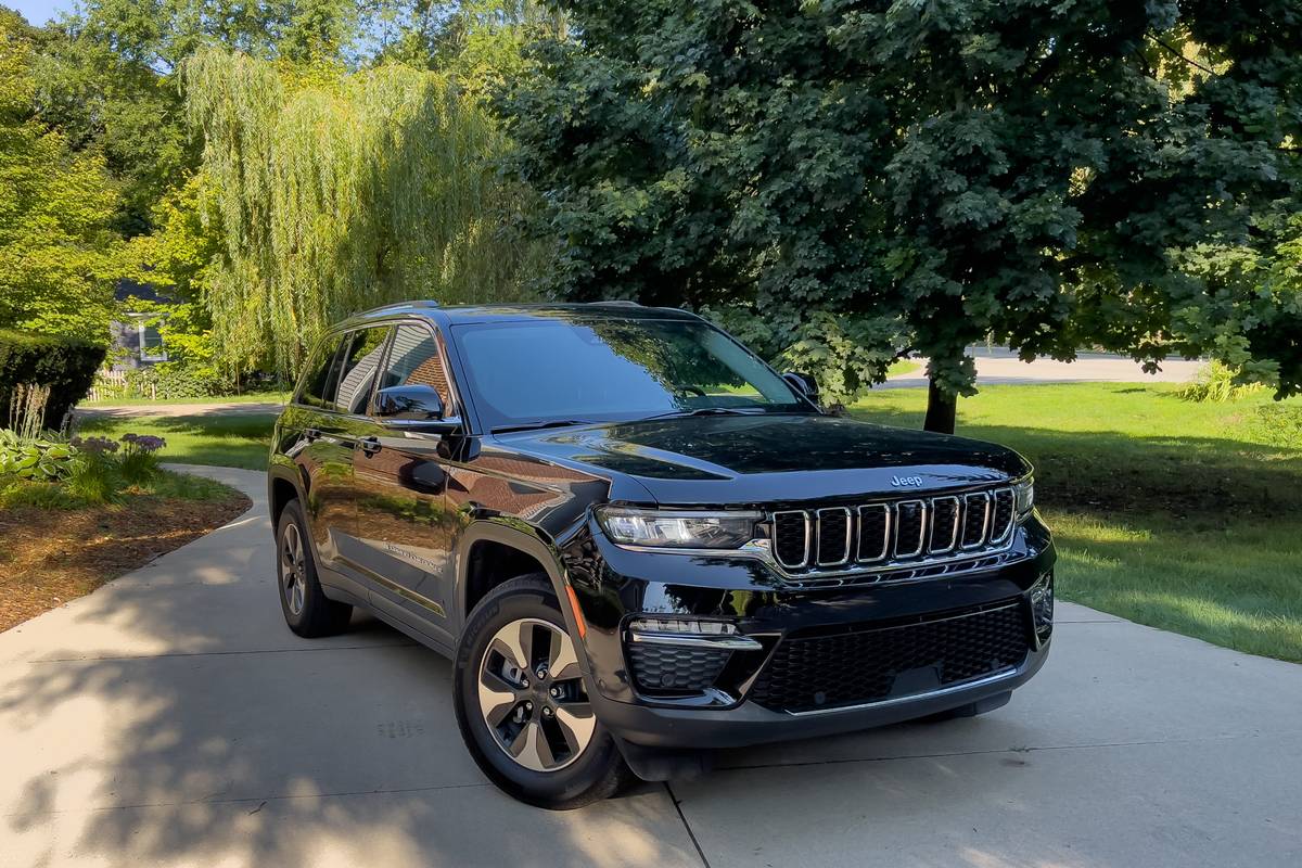 How Far Can a 2022 Jeep Grand Cherokee 4xe Go on Electricity Alone?