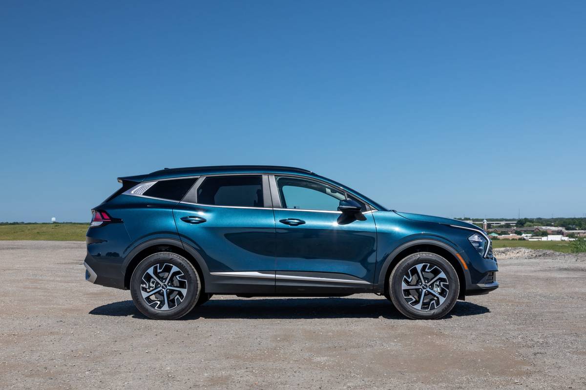 Is the 2023 Kia Sportage Hybrid a Good SUV? 6 Pros and 4 Cons
