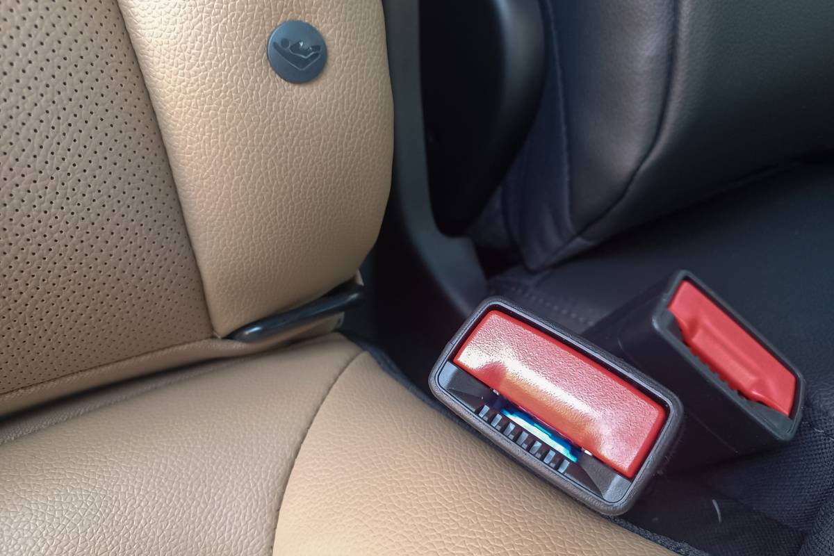 chevrolet-equinox-2023-01-interior-backseat-car-seat